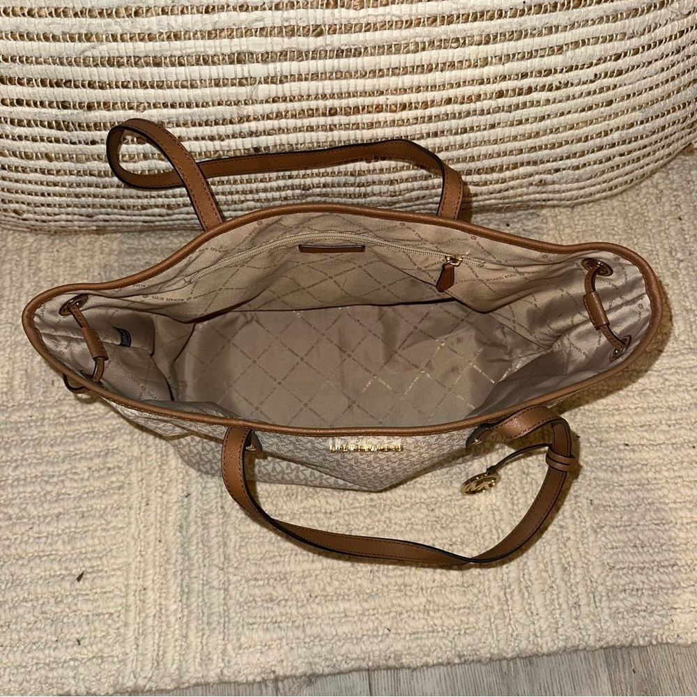 Michael Kors Cream and Tan Signature Tote with matching wallet - Picture 4 of 7